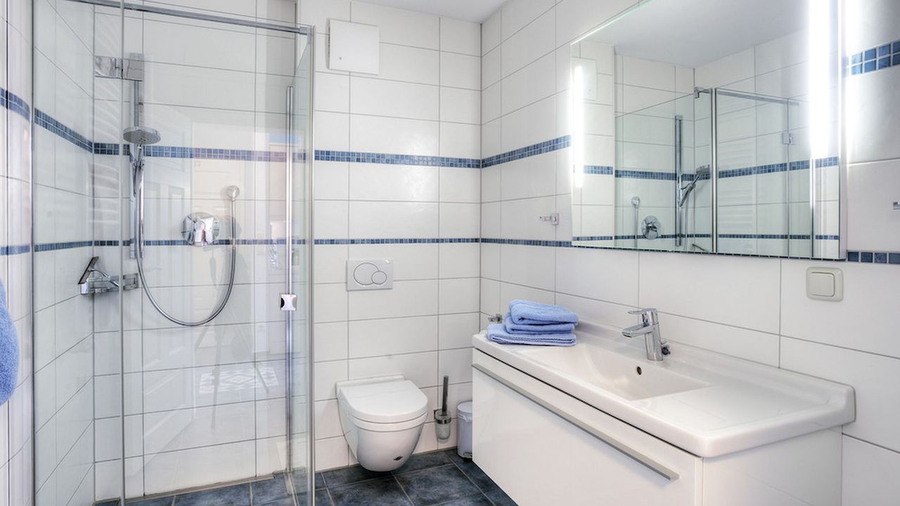 Badezimmer mit ebenerdiger Dusche Badezimmer mit ebenerdiger Dusche